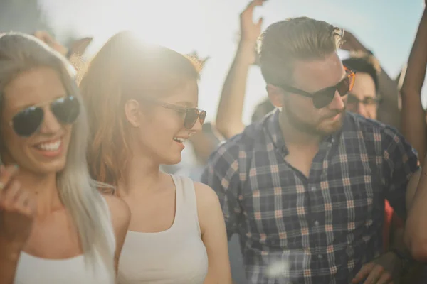 Grupp Människor Med Bra Tid Utomhus Part Eller Musik Festival — Stockfoto