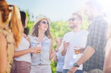 Bir grup insan açık parti ya da Müzik Festivali'nde iyi vakit geçiriyor