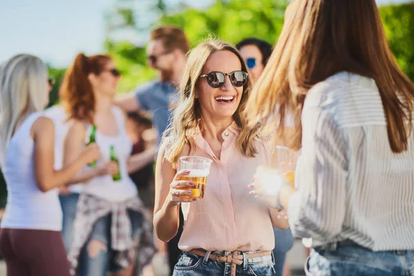 Grupp Människor Med Bra Tid Utomhus Part Eller Musik Festival — Stockfoto