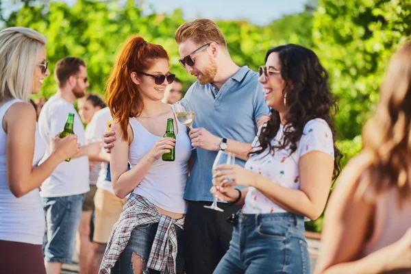 Bir Grup Insan Açık Parti Müzik Festivali Nde Iyi Vakit — Stok fotoğraf