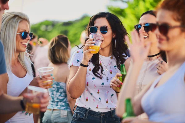 Grupa Ludzi Dobrą Zabawę Odkryty Festiwalu Strona Lub Muzyki — Zdjęcie stockowe