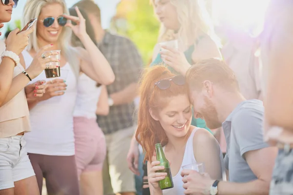 Grupp Människor Med Bra Tid Utomhus Part Eller Musik Festival — Stockfoto