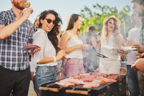 Группа людей, которые хорошо проводят время на открытой вечеринке или музыкальном фестивале
