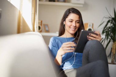 Evde, serbest kavramı çalışan genç kadın