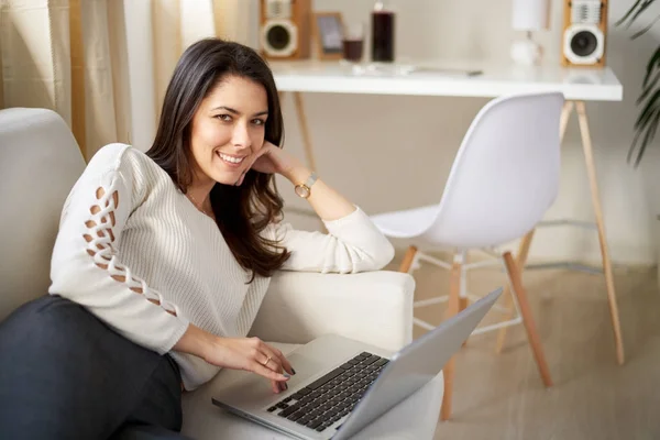 Mujer Joven Trabajando Casa Concepto Independiente — Foto de Stock