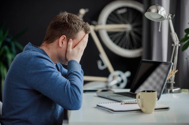 Modern ofisinde çalışan genç adam