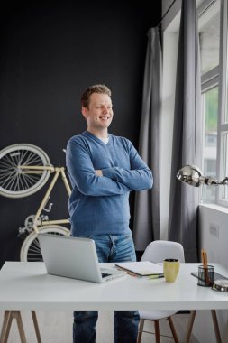 Modern ofisinde çalışan genç adam