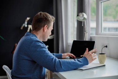 Modern ofisinde çalışan genç adam