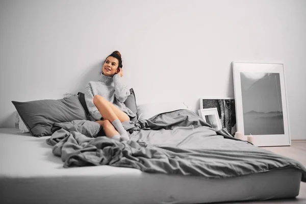 Mädchen Sitzt Morgens Schlafzimmer — Stockfoto