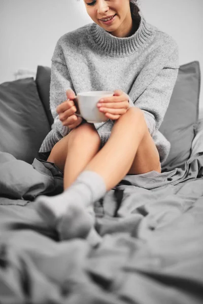 Menina Bebendo Café Sentado Cama Pela Manhã — Fotografia de Stock