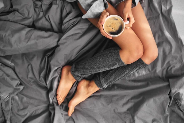 Вид Воздуха Девушку Сидящую Кровати Держащую Чашку Кофе — стоковое фото
