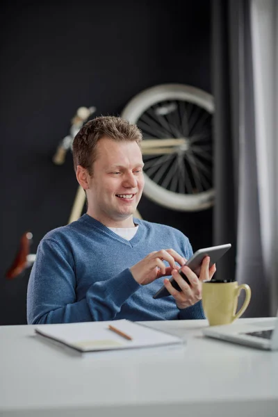 Jonge Man Werken Moderne Kantoor — Stockfoto