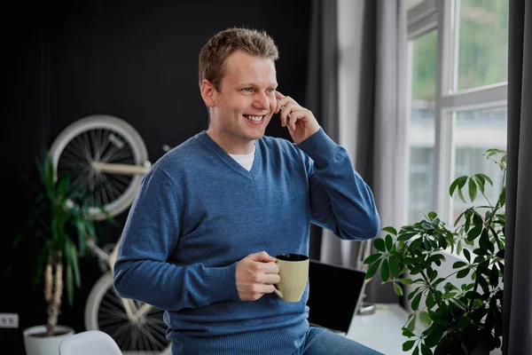 Jonge Man Werken Moderne Kantoor — Stockfoto