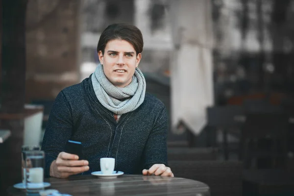 Retrato Joven Empresario Usando Teléfono Inteligente Una Cafetería — Foto de Stock