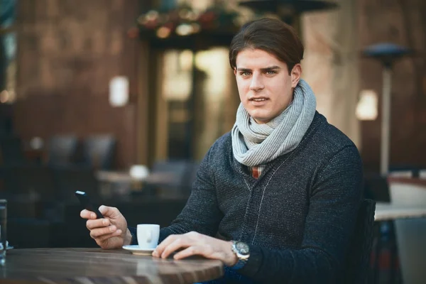 Retrato Joven Empresario Usando Teléfono Inteligente Una Cafetería — Foto de Stock