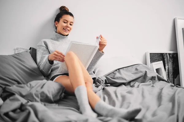 Woman Lying Bed Morning Looking Photo Album — Stock Photo, Image