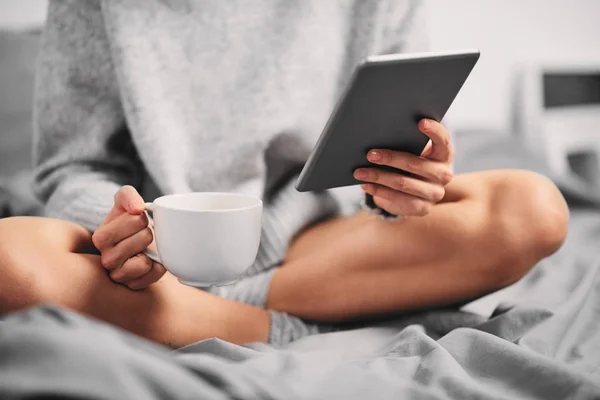 Mujer Bebiendo Café Sosteniendo Tableta Mientras Está Sentado Cama Por — Foto de Stock