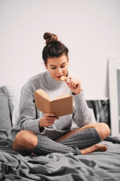 Woman Reading Book While Sitting Bed Morning — Stock Photo, Image