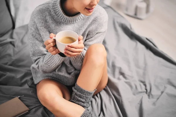 Mujer Tomando Café Mientras Está Sentada Cama Por Mañana — Foto de Stock