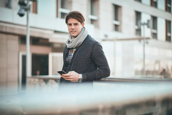 Άνθρωπος Στέκεται Στο Μπαλκόνι Και Χρησιμοποιώντας Έξυπνο Τηλέφωνο — Φωτογραφία Αρχείου
