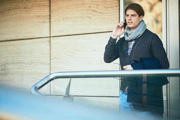 Balkonda Duran Akıllı Telefon Kullanarak Adam — Stok fotoğraf