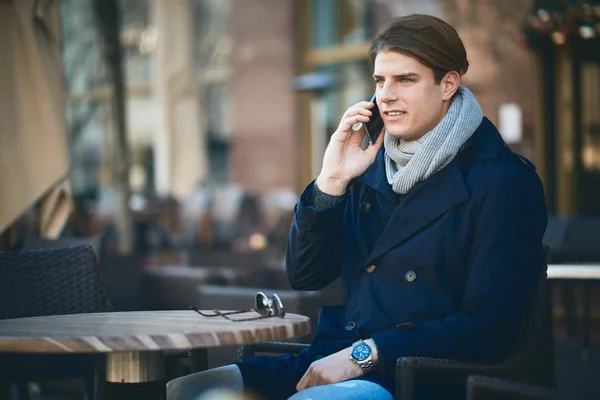 Hombre Joven Sentado Aire Libre Utilizando Teléfono Inteligente — Foto de Stock