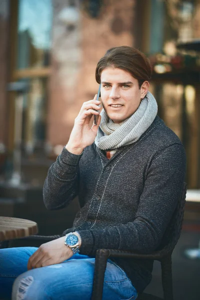Hombre Joven Aire Libre Utilizando Teléfono Inteligente — Foto de Stock