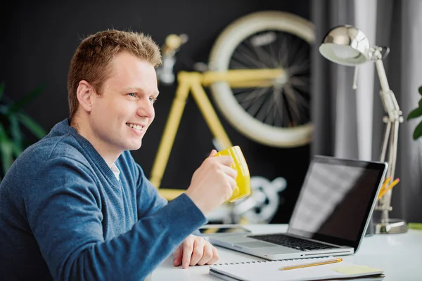 Zakenman Aan Het Moderne Kantoor Werk Concept — Stockfoto