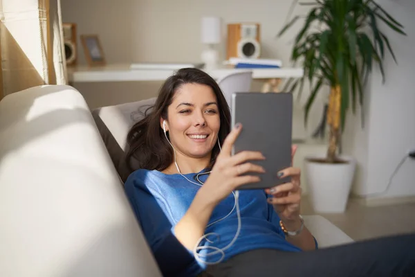 Jovem Bela Mulher Sentada Sofá Usando Tablet Para Cumunicação — Fotografia de Stock