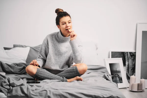 Portraity Van Mooie Jonge Vrouw Cookie Eten Zittend Het Bed — Stockfoto