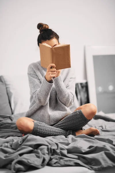 Mädchen Liest Buch Während Sie Morgens Bett Sitzt — Stockfoto
