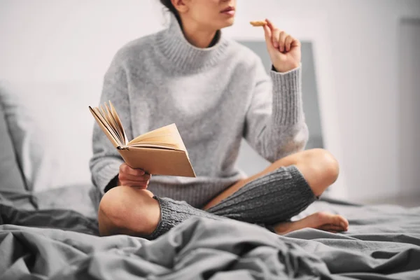 Kız Sabah Yatakta Otururken Kitap Okuma — Stok fotoğraf