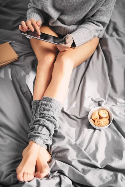 Mädchen Sitzt Morgens Bett Und Benutzt Tablette — Stockfoto