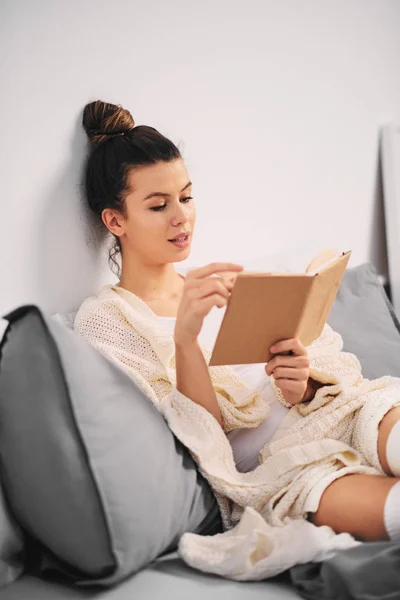 Mädchen Liest Buch Während Sie Morgens Bett Sitzt — Stockfoto