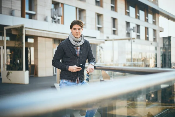 Hombre Pie Balcón Utilizando Teléfono Inteligente — Foto de Stock