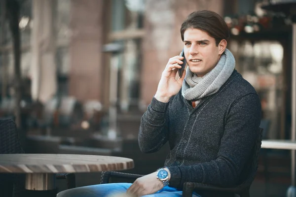 Hombre Usando Teléfono Inteligente Beber Café Mientras Está Sentado Cafetería — Foto de Stock
