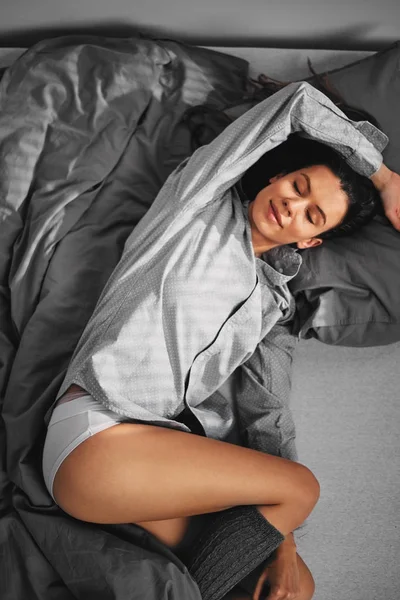 Mädchen Liegt Morgens Bett — Stockfoto