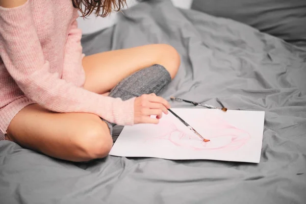 Mädchen Malt Mit Wasserfarbe Und Sitzt Morgens Auf Dem Bett — Stockfoto