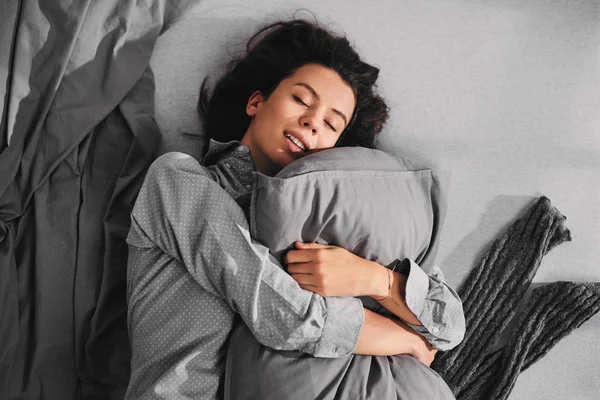 Head Shot Sleppy Woman Hugging Polow While Lying Bed — Stock Photo, Image