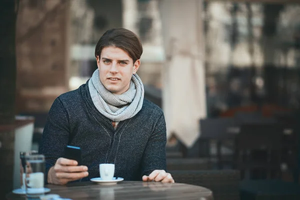 Hombre Usando Teléfono Inteligente Beber Café Mientras Está Sentado Cafetería — Foto de Stock