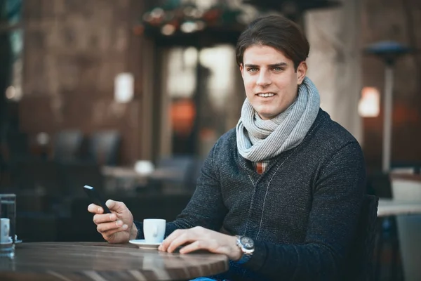 Hombre Usando Teléfono Inteligente Beber Café Mientras Está Sentado Cafetería — Foto de Stock