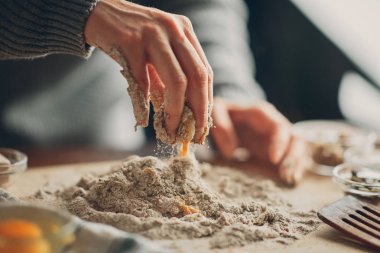 Ekmek yapan kadınların ellerini kapat..