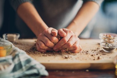 Ekmek yapan kadınların ellerini kapat..