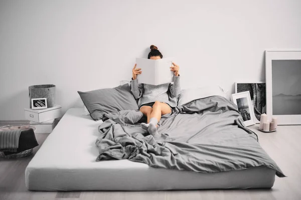 Женщина Лежит Кровати Утром Смотрит Фотоальбом — стоковое фото