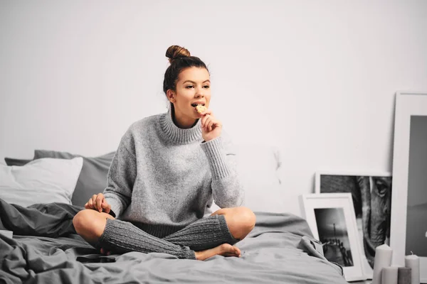 Retrato Mulher Comendo Biscoito Enquanto Senta Cama — Fotografia de Stock