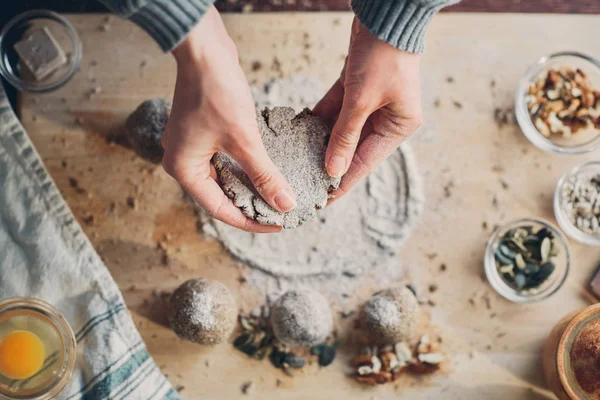 Cerca de las manos de la mujer haciendo un pan. — Foto de Stock