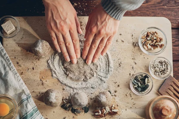 Крупним планом жіночі руки роблять хліб . — стокове фото