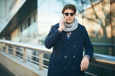 Sokakta akıllı telefon kullanarak iş adamı.