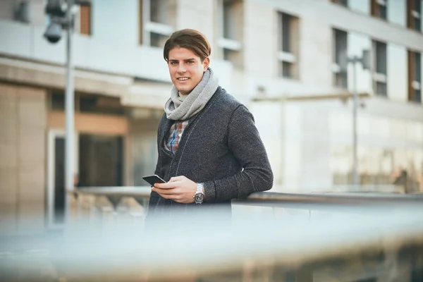 Hombre Pie Balcón Utilizando Teléfono Inteligente — Foto de Stock