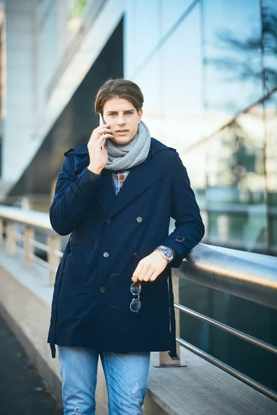 Empresario Usando Teléfono Inteligente Calle — Foto de Stock